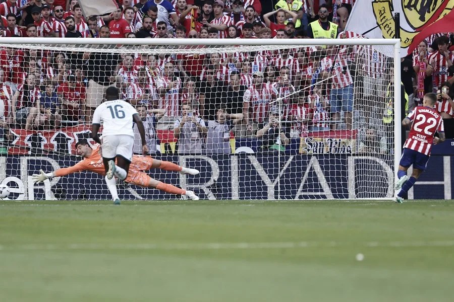 El delantero del Atlético de Madrid Alex Grimaldo (d) anota un gol de penalti durante el partido de LaLiga EA Sports entre Atlético de Madrid y Real Madrid.