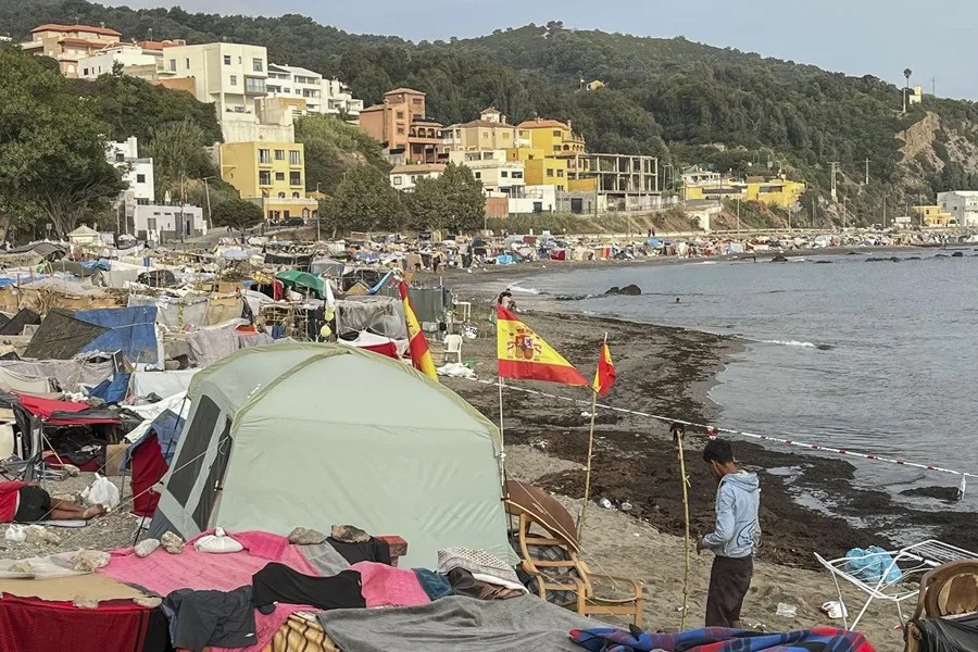 Vista de las tiendas de campaña y construcciones improvisadas por los migrantes asentados en la playa del Trampolín, esta mañana en Ceuta.