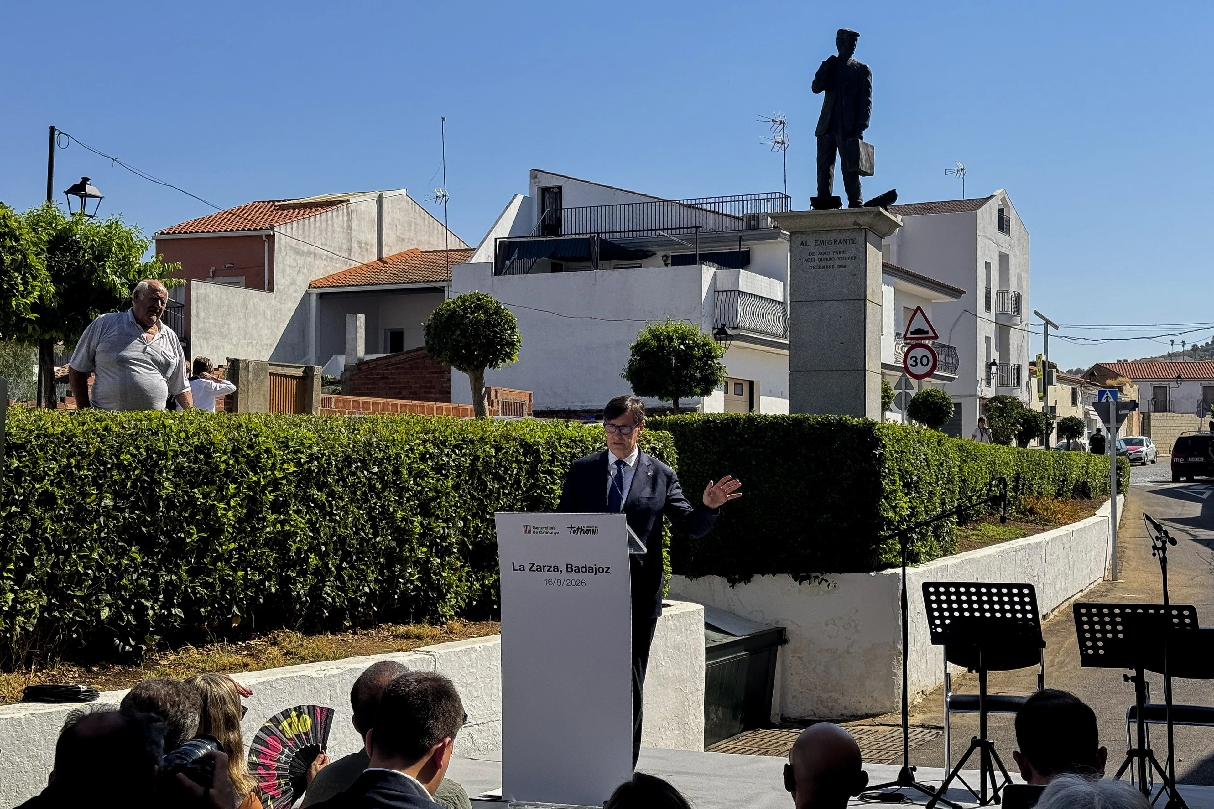 LA ZARZA (BADAJOZ), 16/09/2026.- El presidente de la Generalitat, Salvador Illa, durante su visita a La Zarza para participar en un acto de recuerdo a los miles de extremeños que emigraron a Cataluña entre 1960 y 1980, en la denominada 'diáspora extremeña', un evento enmarcado en la celebración de la Diada fuera de esta comunidad autónoma. EFE/ Ana Picón