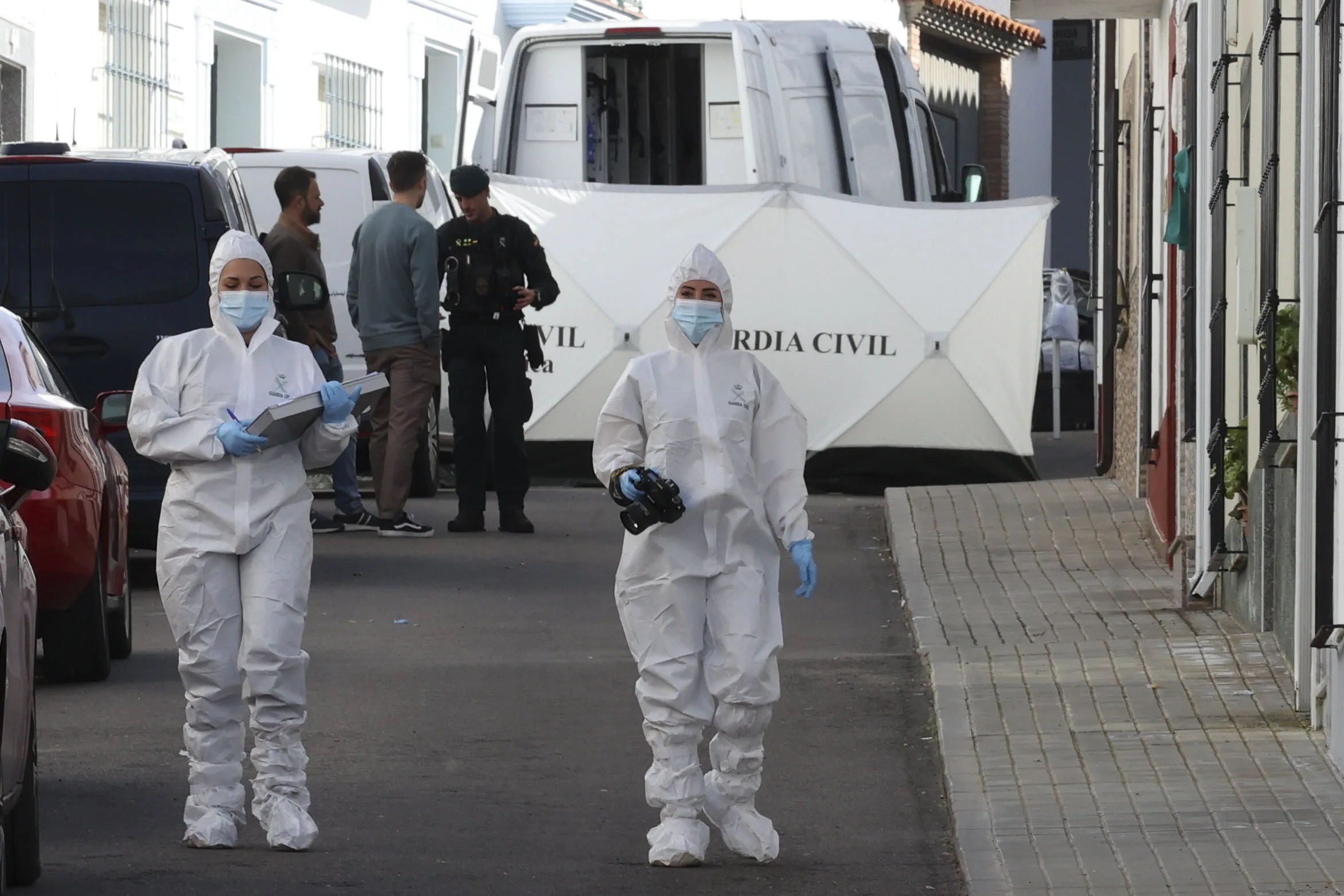 HORNACHOS (BADAJOZ),.- Imagen de archivo de las labores de la Guardia Civil en el esclarecimiento del crimen de Francisca Cadenas en Hornachos (Badajoz) EFE/ Jero Morales