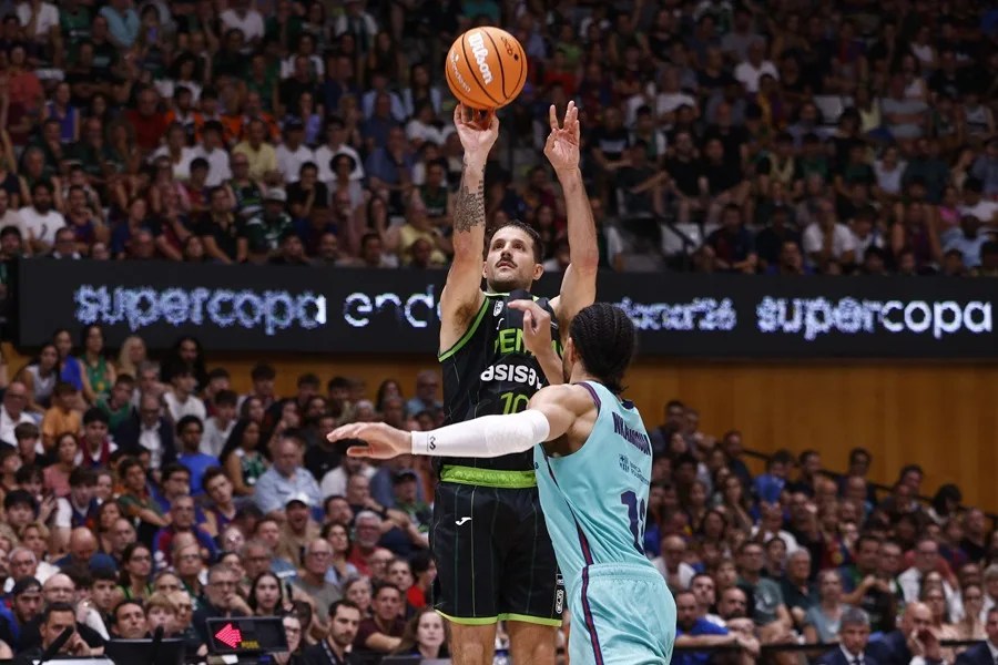 El escolta argentino del Joventut de Badalona Nicolás Laprovíttola lanza un triple