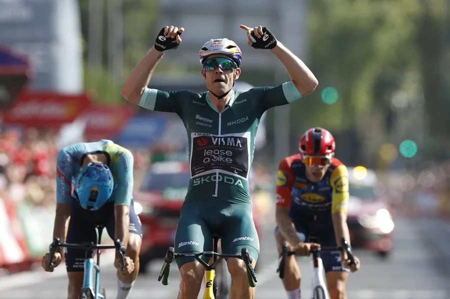 El ciclista belga del equipo Visma-Lease a Bike, Wout van Aert, vistiendo el maillot verde de la clasificación por puntos, gana la 15.ª etapa de la Vuelta a España.