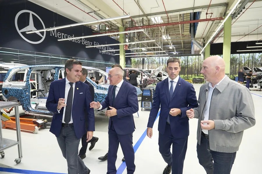El lehendakari Imanol Pradales (2d), el director ejecutivo de la Fábrica de Mercedes- Benz Vitoria, Bernd Krottmayer (d), el consejero vasco de Industria, Transición Energética y Sostenibilidad, Mikel Jauregi (i), y el diputado general de Álava, Ramiro González, durante una visita a la fábrica más grande Euskadi para presentar un nuevo proyecto transformador de industria, dentro de un programa de iniciativas estratégicas "de alto impacto" basada en la colaboración público-privada. EFE/Adrián Ruiz-Hierro
