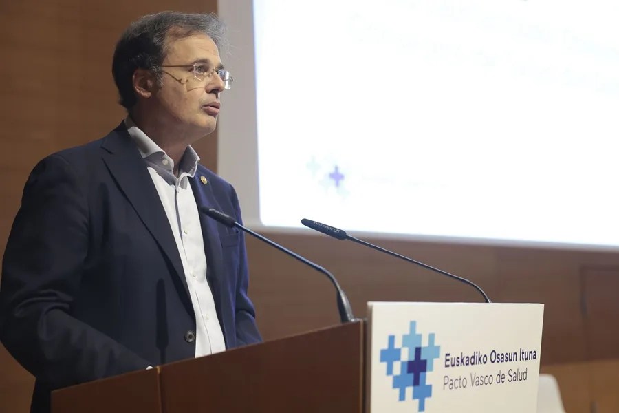 El consejero vasco de Salud, Alberto Martínez, cuya sanidad va a realizar todos los abortos en la pública. EFE/Luis Tejido