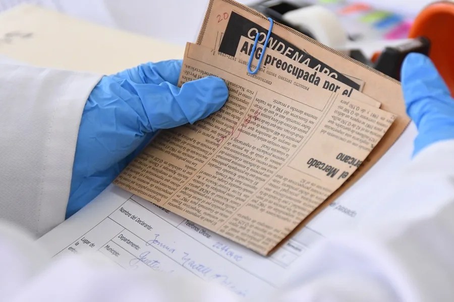 Guatemala y la ONU buscan salvar del deterioro el archivo de víctimas del conflicto armado