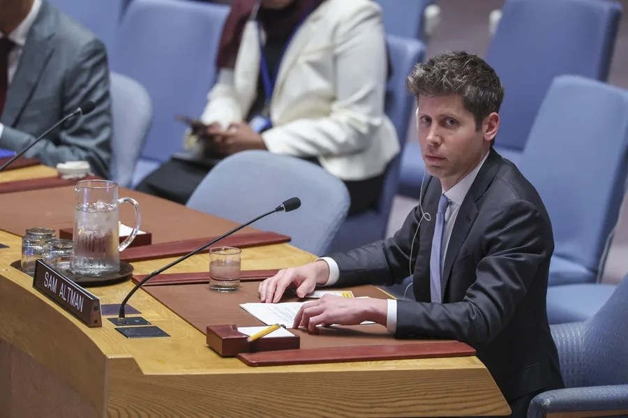 El director de OpenAI advierte en la ONU del peligro de la IA y reclama una supervisión democrática