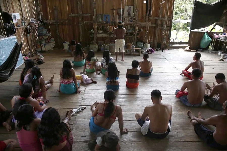 Los indígenas colombianos wounaan: desplazados por la guerrilla y sin colegio por el terremoto