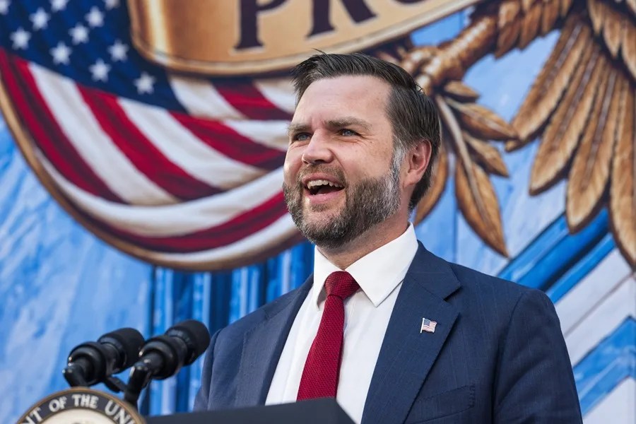 Trump justifica a JD Vance por negar que hay una guerra en Irán: "Es un conflicto menor"