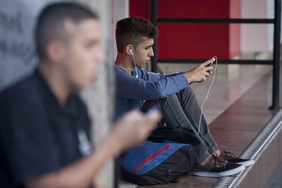 De las urnas a las redes: los jóvenes de Brasil migran hacia candidatos alternativos
