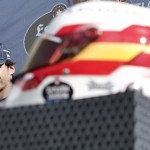 El español Carlos Sainz (Williams) (i) observa el casco que lucirá el fin de semana en el Gran Premio de España