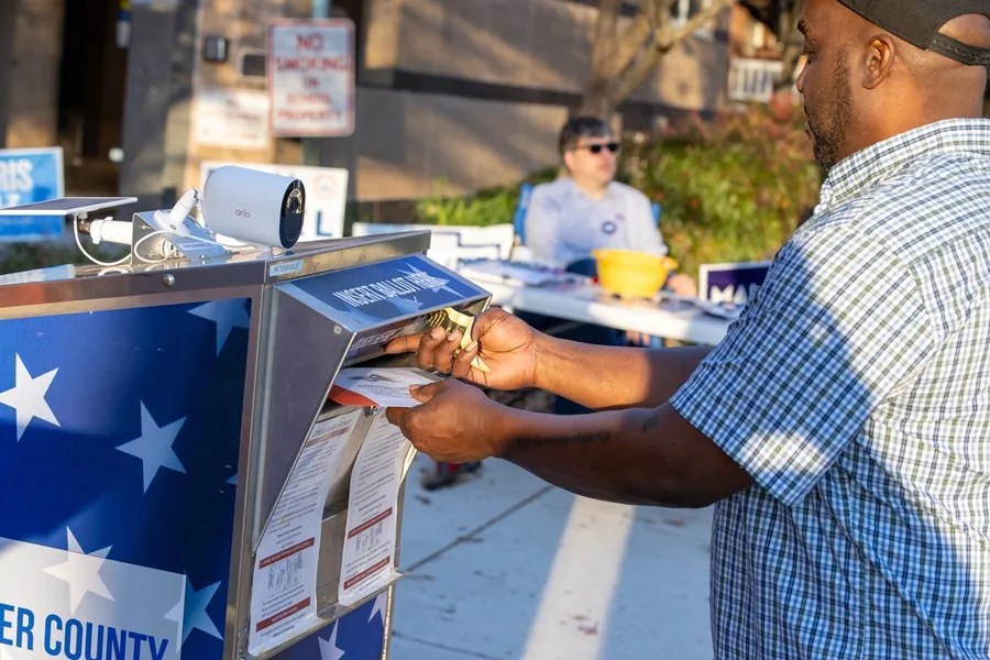 La Corte Suprema de EE.UU. frena por ahora el intento de Trump de restringir el voto por correo