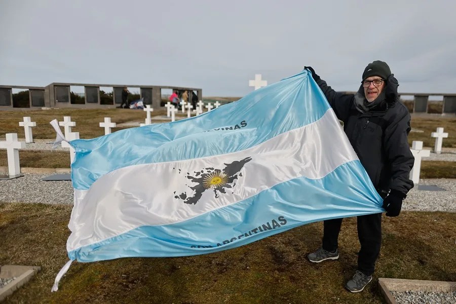 Volver a Malvinas 44 años después: un viaje entre trincheras, tumbas y heridas abiertas