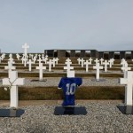 Volver a Malvinas 44 años después: un viaje entre trincheras, tumbas y heridas abiertas