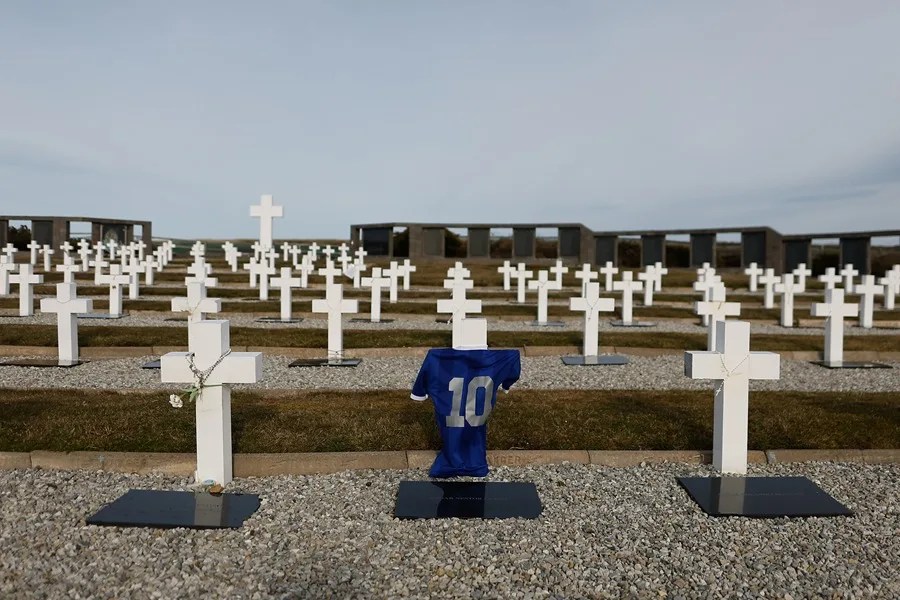 Volver a Malvinas 44 años después: un viaje entre trincheras, tumbas y heridas abiertas