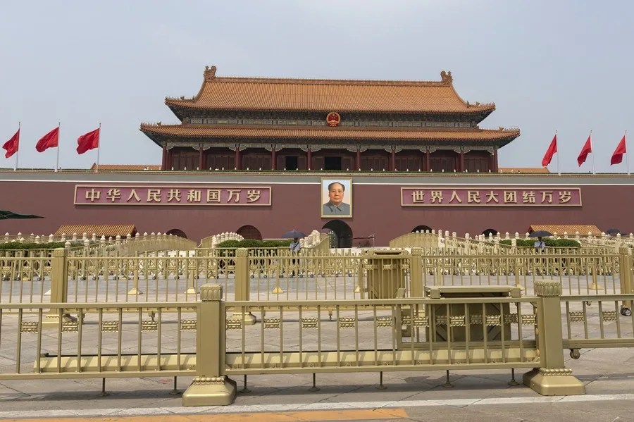 Banderas chinas ondean junto a un retrato de Mao Zedong —exlíder comunista y fundador de la República Popular China— en la plaza de Tiananmén, en Pekín