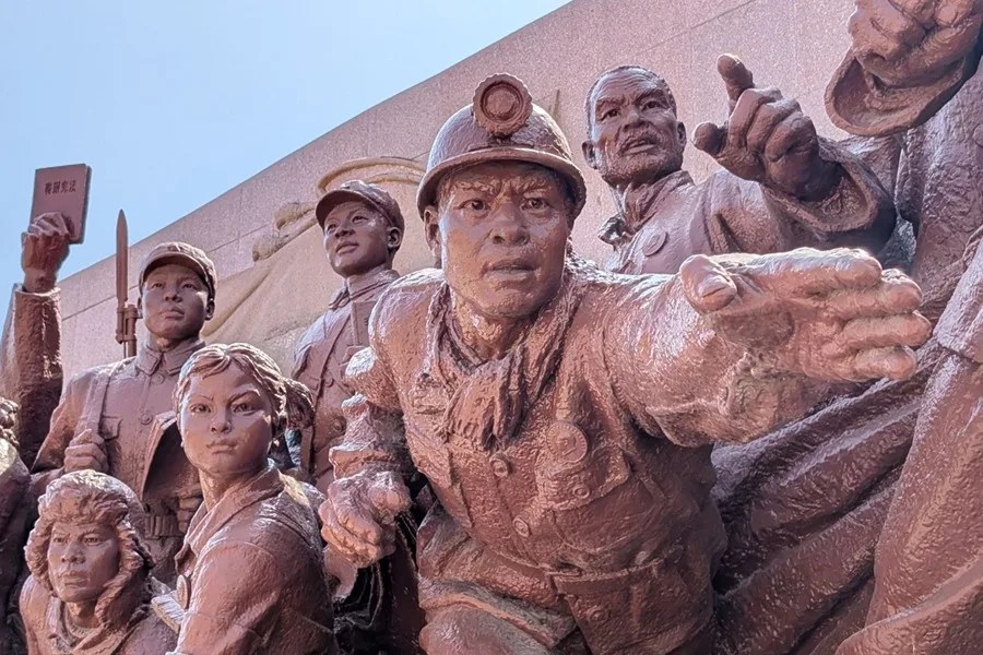 La estatua de Mao Zedong en la ciudad de Shenyang (noreste), una de las mayores de China, resume en vísperas del 50.º aniversario de su muerte una presencia que perdura en monumentos, la plaza de Tiananmen y los billetes