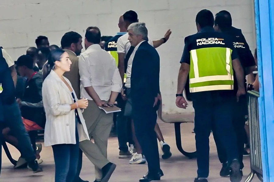 Marlaska vuelve a Ceuta para supervisar el triaje de los migrantes que siguen en la ciudad