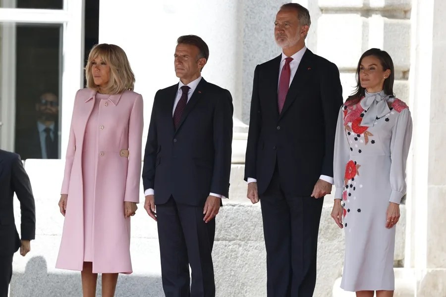 Los reyes reciben al presidente de Francia, Emmanuel Macron (2i), y a su esposa, Brigitte Macron (i), quienes inician este martes una visita de Estado.