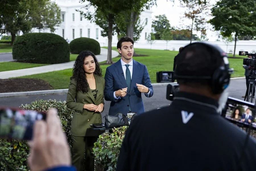 Periodistas de CNN, MS NOW y Politico entran en la Casa Blanca tras la orden del juez de cesar el veto de Trump