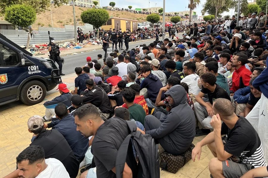 Miles de personas se manifiestan en España para mostrar su apoyo a los habitantes de Ceuta