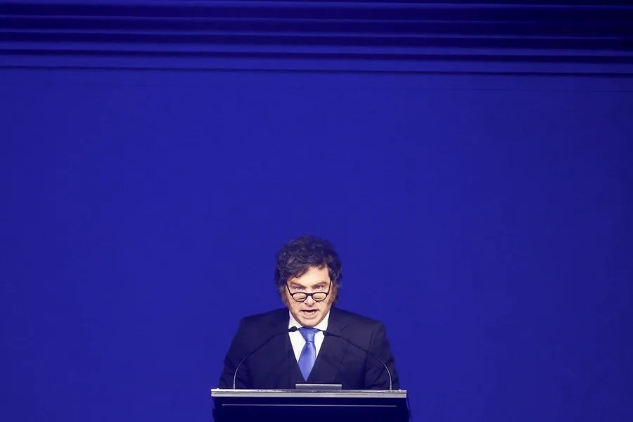 Milei dice que Pedro Sánchez está "más sucio que una papa" y rodeado de "gentuza"