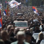 Bosnia expulsa a dos diplomáticos serbios tras el funeral con honores militares de Mladic
