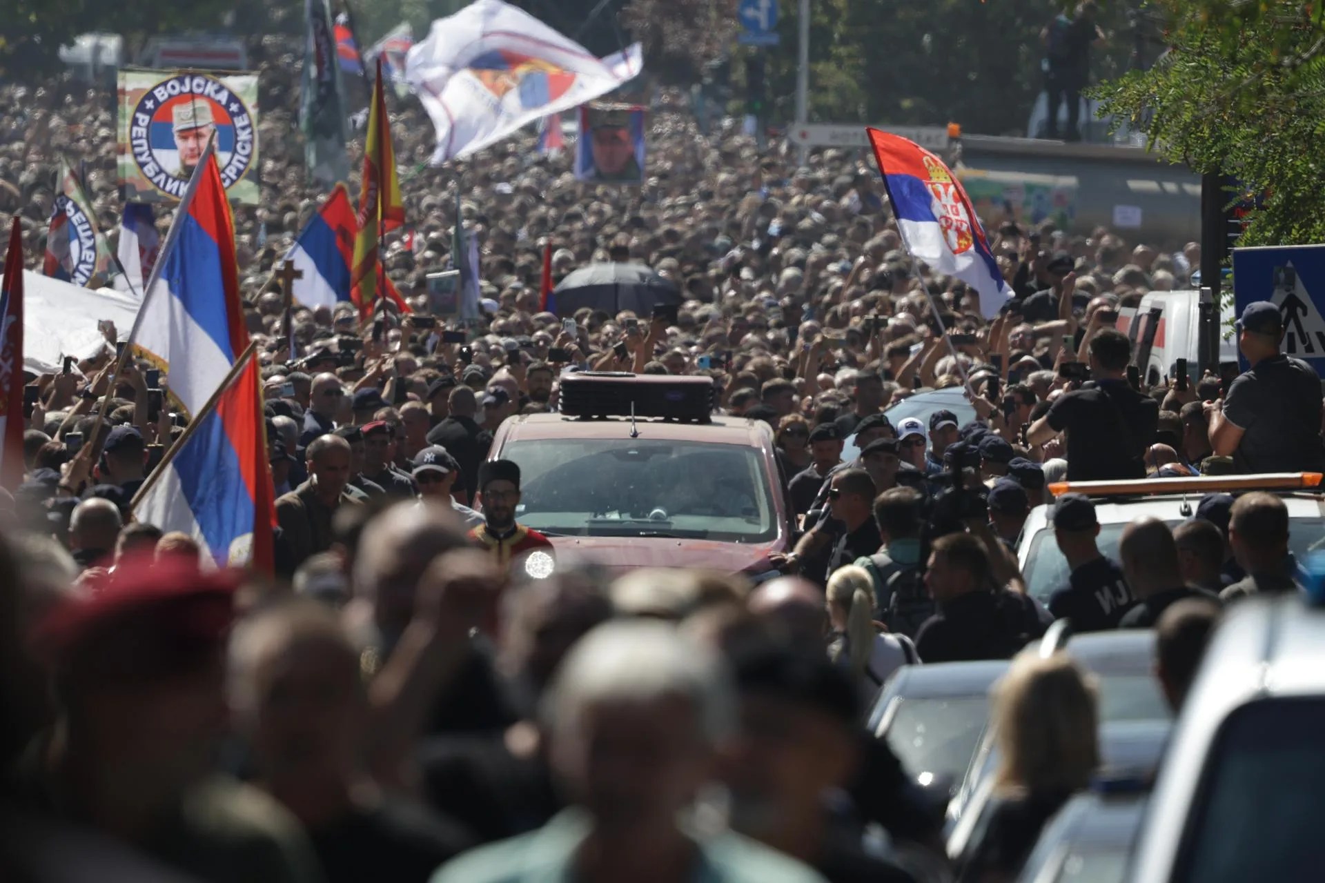 Bosnia expulsa a dos diplomáticos serbios tras el funeral con honores militares de Mladic