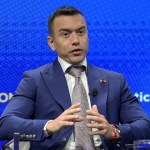 El presidente de Ecuador anuncia la reducción de tres centavos en el precio de los combustibles