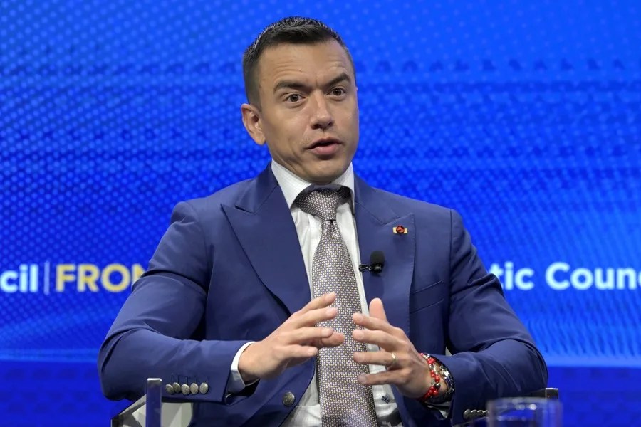 El presidente de Ecuador anuncia la reducción de tres centavos en el precio de los combustibles