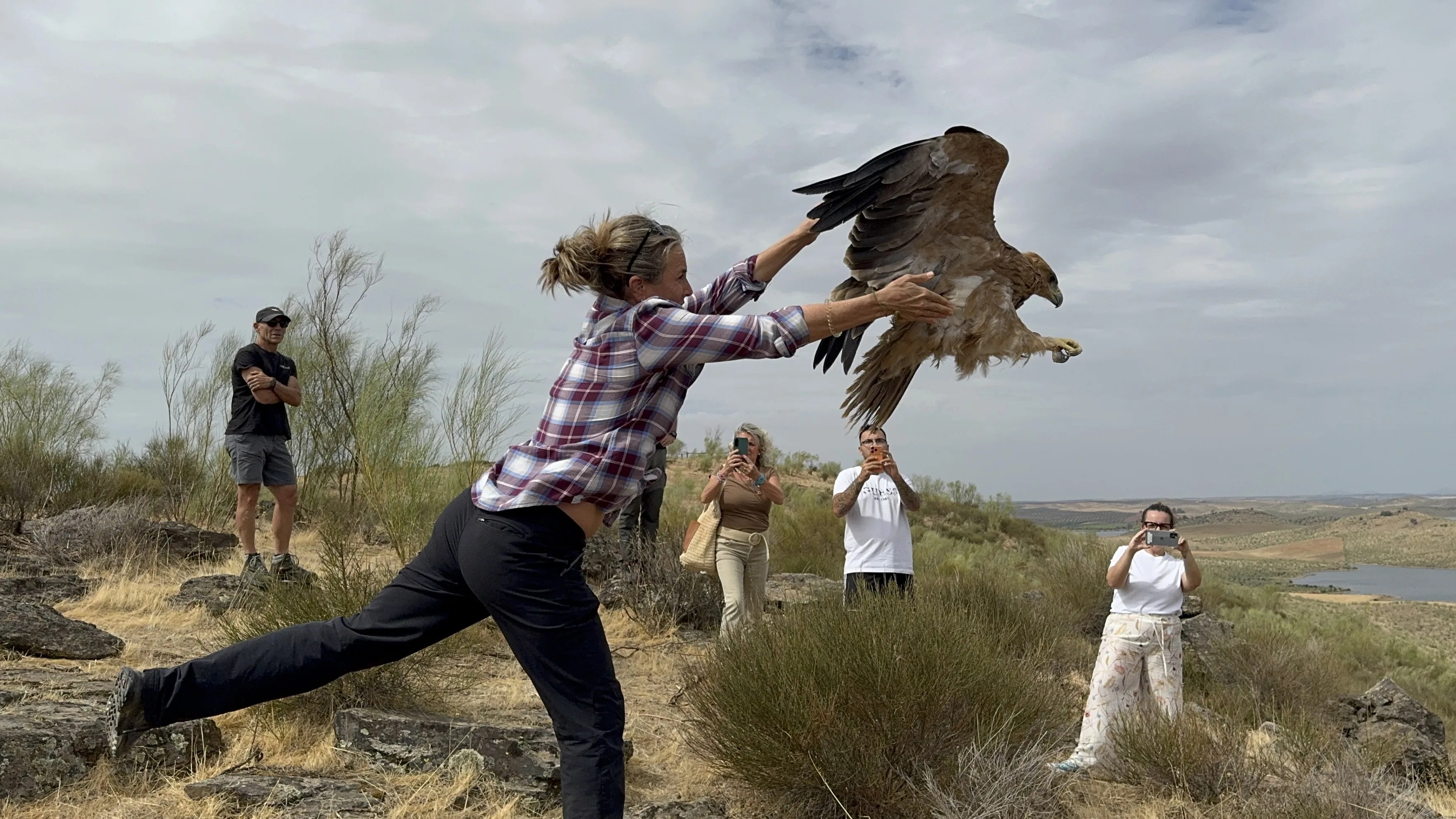 La naturalista y divulgadora Odile Rodríguez de la Fuente libera un águila imperial ibérica recuperada que lleva el nombre de su padre, Félix. EFE/Ana Picón