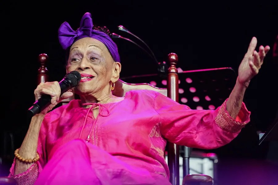La legendaria cantante cubana Omara Portuondo recibe un premio por toda su vida y obra