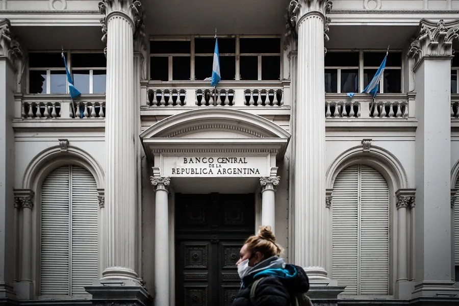 ¿Suiza o Inglaterra? Polémica por el destino del oro del Banco Central de Argentina