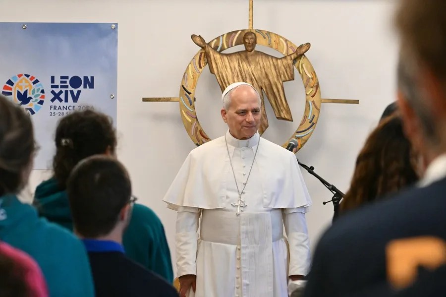 El papa visita un centro para migrantes en París