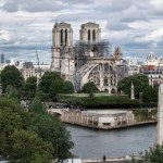 Vista de la Catedral de Notre Dame junto al río Sena, en París, Francia.