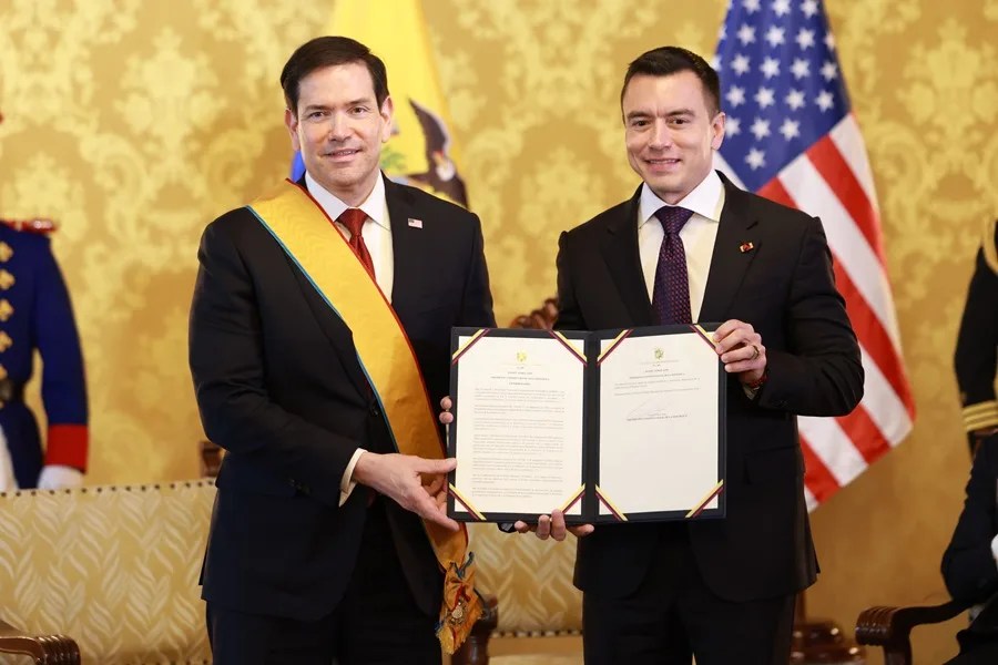 EE.UU. intercepta y hunde una embarcación supuestamente ligada al narcotráfico de Ecuador