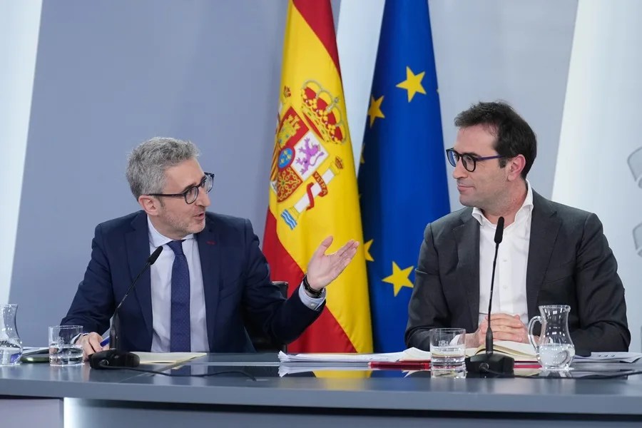 El vicepresidente primero y ministro de Economía, Carlos Cuerpo y el ministro de Hacienda, Arcadi Espada (i)