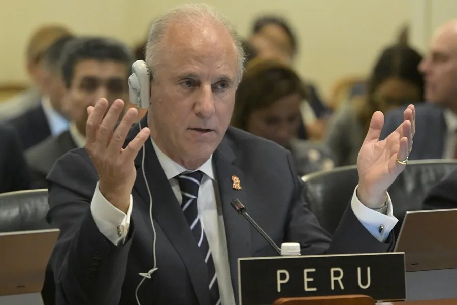 El candidato peruano a dirigir la OIT promete abordar los desafíos de la IA para el mundo laboral