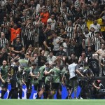 Atlético Mineiro remonta, elimina a Santos en penales y espera en semis a City o Cienciano