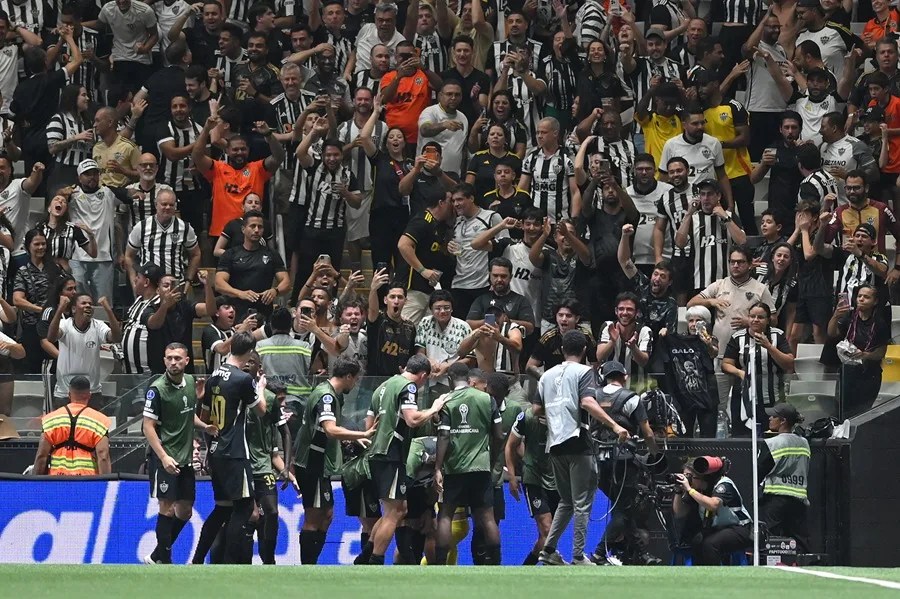 Atlético Mineiro remonta, elimina a Santos en penales y espera en semis a City o Cienciano