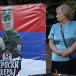 Una mujer permanece junto a una pancarta con la inscripción «Héroe serbio» y la imagen de Ratko Mladić durante su funeral en Belgrado
