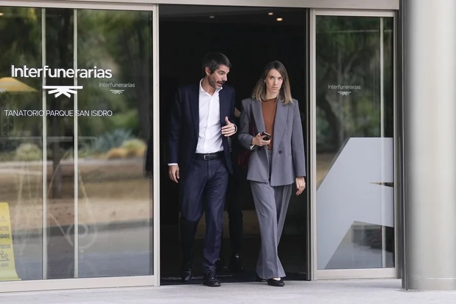 El ministro de Cultura, Ernest Urtasun a su salida del tanatorio de San Isidro