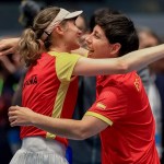 Cristina Bucsa de España celebra con la capitana del equipo Carla Suárez