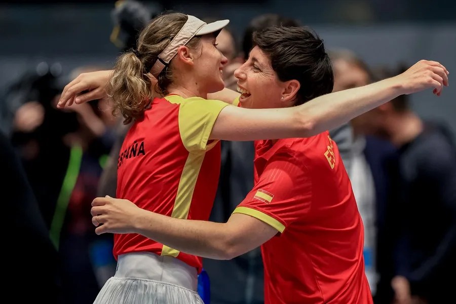 Cristina Bucsa de España celebra con la capitana del equipo Carla Suárez
