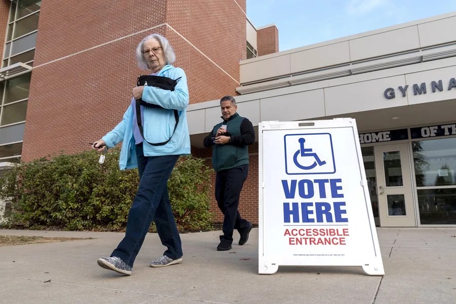 Un 38 % de votantes latinos está indeciso y 52 % de ellos prevé daños económicos por Trump