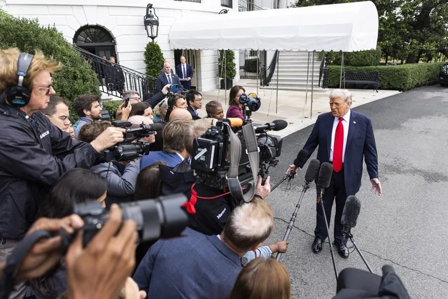 Los tres medios de comunicación vetados por Trump le demandan