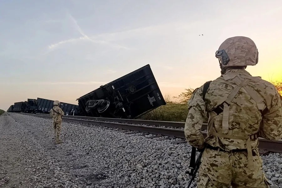 Un ataque con explosivos descarrila un tren carbonero durante ola violenta en el norte de Colombia