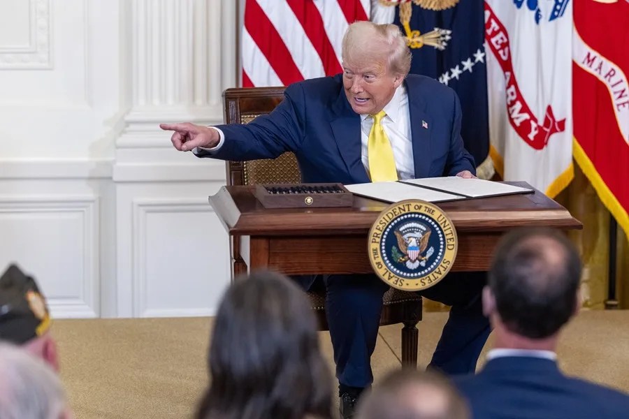 Trump califica a España de "país arruinado" y considera "muy triste" lo ocurrido en Ceuta