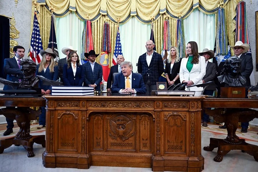 Photo of U.S. President Donald Trump announcing this Thursday that he had signed an order expanding meat-processing opportunities in the Oval Office of the White House in Washington (U.S.). EFE/EPA/Annabelle Gordon