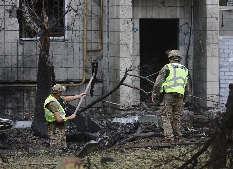 Servicios de emergencia en el lugar de un ataque ruso contra un edificio residencial de nueve plantas en Kiev