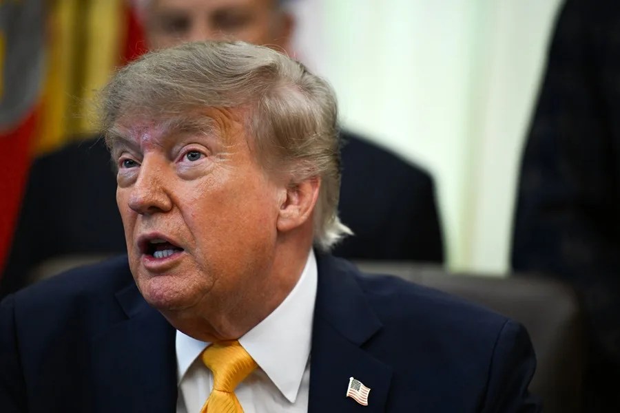 El presidente de EE. UU., Donald Trump, realiza un anuncio en el Despacho Oval de la Casa Blanca.